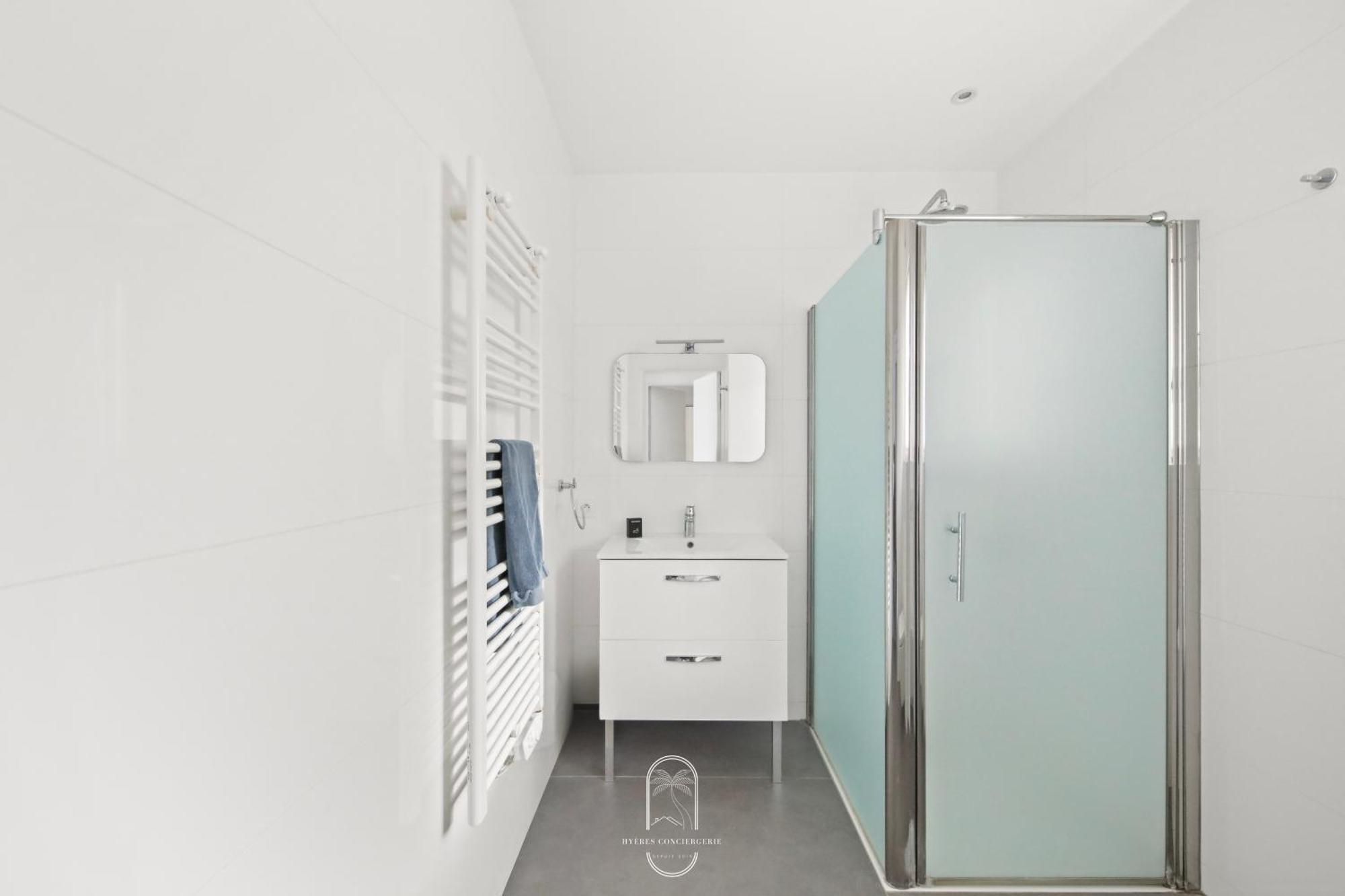 Villa Antoine Appartement Rdj Vue Mer Clim Wifi Parking Plage 50M La Garonne Le Pradet Exterior photo